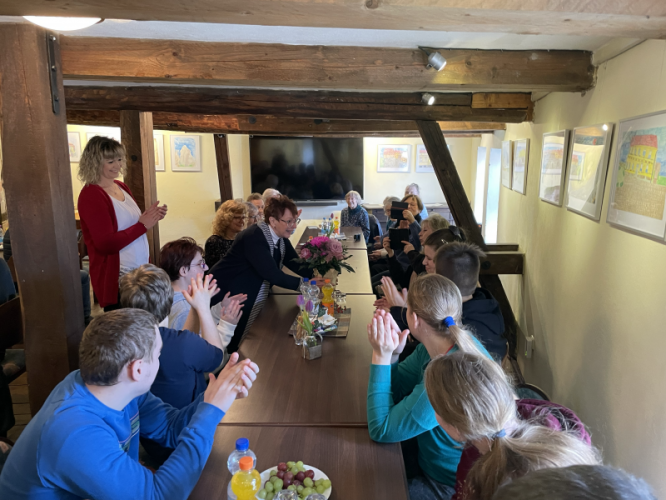 Frau Schober &uuml;berreicht Johanna Blumen